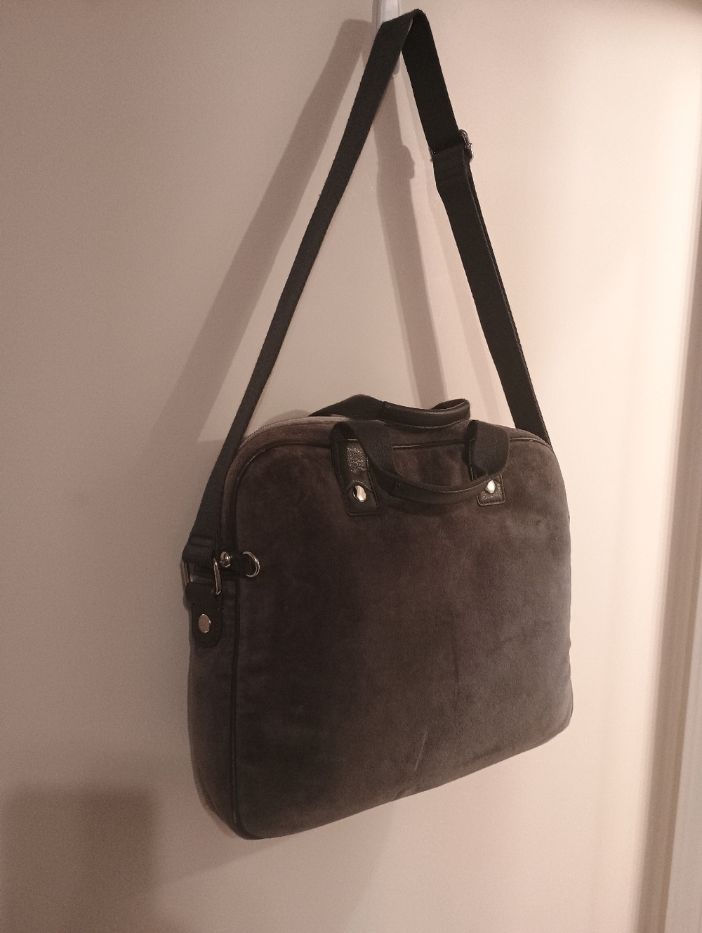 Sale , Juicy Couture Y2K Vintage Gray Suede Messenger Bag with Pink Crest Detail - Picture 5 of 11